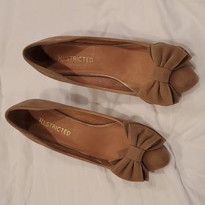 Restricted Tan Bow Shoes 7